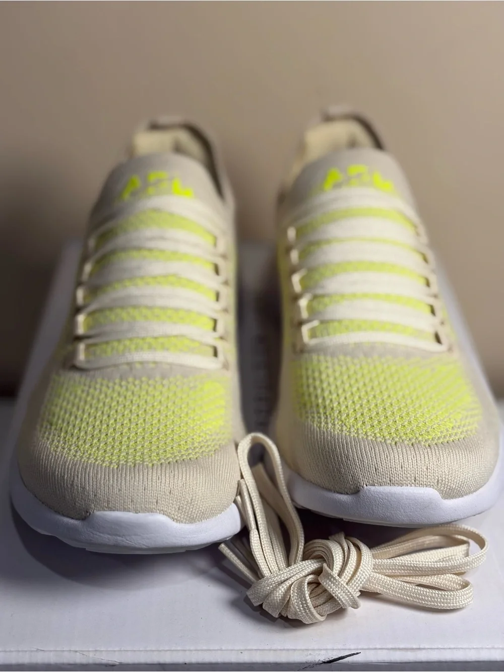 APL TechLoom Breeze Women’s 9 Beach Energy White NIB Extra Laces
